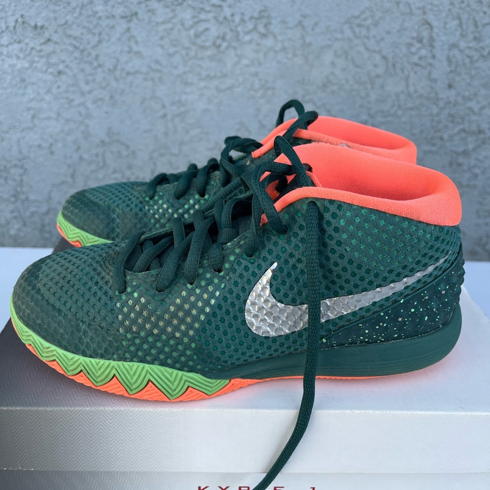 Nike Kyrie 1 Basketball Sneakers - Picture 3 of 7
